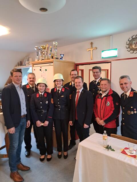 Die neu angelobten FW-Mitglieder Leonie Pachoinig und Johanna Hartl mit den Ehrengästen (mitte v. l.) | Foto: FF Reideben