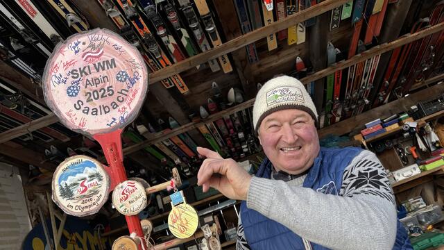 Hans Fuchs – bekannt als "Ullr-Fux" – aus Weißpriach wünscht mit seinem "Ullr-Baum" der WM in Saalbach-Hinterglemm viel Glück. | Foto: pjw