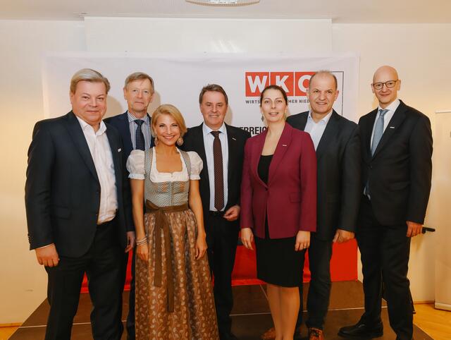 Harald Servus, Bezirkshauptmann Peter Suchanek, Moderatorin Kristina Sprenger, WKNÖ-Präsident Wolfgang Ecker, Bezirksstellenobfrau Gabriele
Pipal, Otto Auer und WKNÖ-Direktor Johannes Schedlbauer beim Neujahrsempfang der WKO Bruck/Leitha. | Foto: Nataliya Melzer