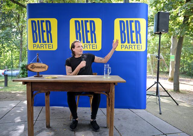 Marco Pogo, der mit bürgerlichem Namen Dominik Wlazny heißt, sorgte mit seiner Bierpartei zumindest medial für Aufsehen. Doch jetzt scheint man die klassische Politikbühne zu verlassen. (Archiv) | Foto: ROLAND SCHLAGER / APA / picturedesk.com