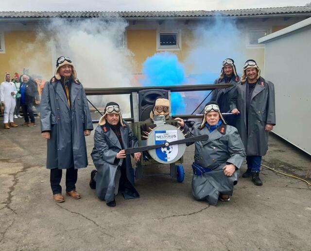 Der Blickfang schlechthin war das "Flugzeug" der USV Air im Zeichen des Sportvereins samt "Pilot", das den Umzug mit Rauch und Geknatter begleitete. | Foto: USV Neuhaus