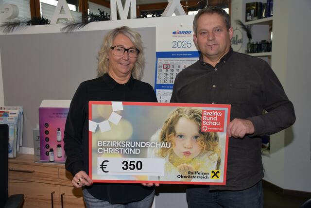 Anita Zeindl vom Haarwerk Pabneukirchen und Regionaldirektor Karl Mayrhofer von der Donauversicherung überwiesen nicht zum ersten Mal eine Christkind-Spende. | Foto: Robert Zinterhof
