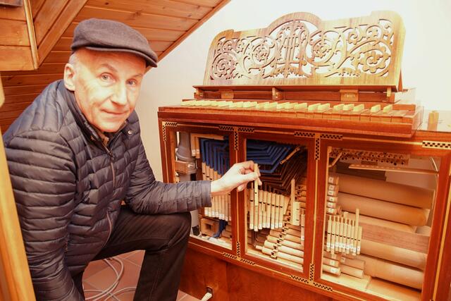 Der Organist und Chorleiter Josef Kaineder aus Rohrbach-Berg baut sich seine eigene Hausorgel aus Papier und Holz.  | Foto: Helmut Eder
