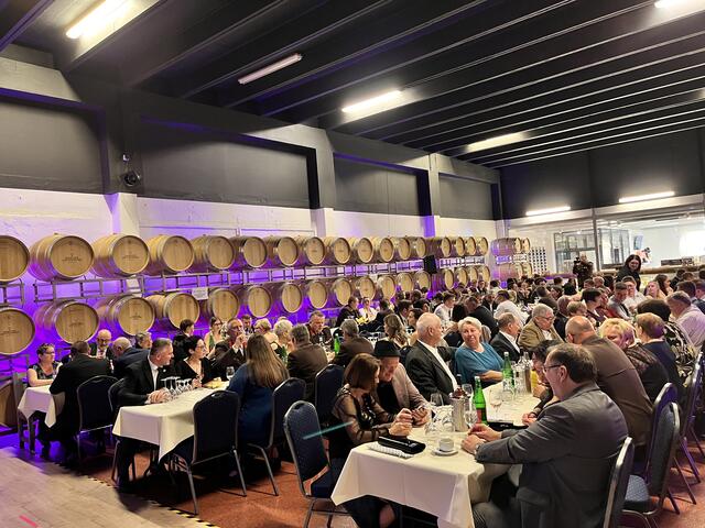 Alle Tische waren restlos besetzt, und für einige Stunden konnten auch die Feuerwehrleute, die sonst mit ihrem unermüdlichen Einsatz Leben retten, eine wohlverdiente Auszeit genießen. | Foto: Alejandra Ortiz