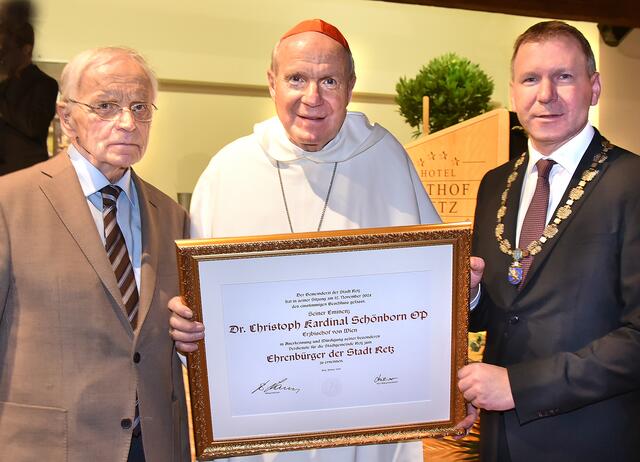 Universitätsprofessor Paul Zulehner, Kardinal Christoph Schönborn und Bürgermeister Stefan Lang bei der feierlichen Überreichung der Ehrenbürger-Urkunde. | Foto: Herbert Schleich