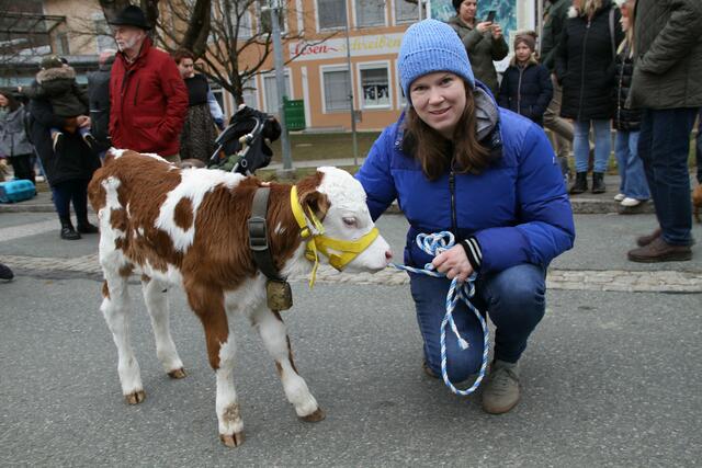 Dieses Kalb heißt "Melissa" und ist erst vier Tage jung. Es wurde von Eva Deutschmann zur Tiersegnung geführt. | Foto: Josef Fürbass