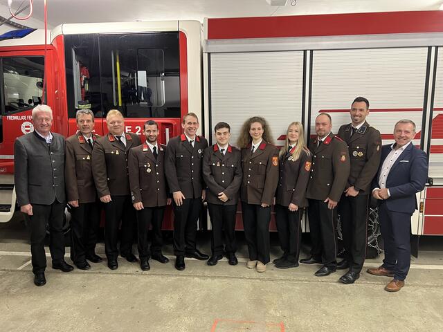 Stadtrat Eduard Hiess, Kommandant Horst Litschauer, Kdt-Stv. Hannes Willinger, Andreas Witzmann, Gregor Buxbaum, Alexander Hofbauer, Vanessa Macho, Leonie Willinger, Johannes Wais, Christoph Seidl und Bürgermeister Josef Ramharter (v.l.) | Foto: FF Altwaidhofen