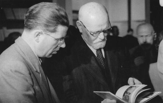 Wiener Stadtrat Viktor Matejka mit dem Bürgermeister Theodor Körner (r.) bei der Eröffnung einer französischen Buchhandlung in Wien. | Foto: Votava / brandstaetter images / picturedesk.com