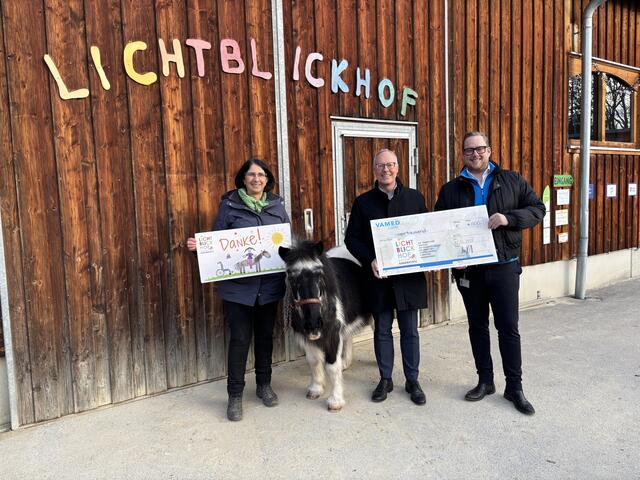 v.l.n.r.: Nico Kos-Foltinowsky (GF Rehaklinik Wien Baumgarten), Verena Bittmann (stv. GF Lichtblickhof) und Christian Breitfuß (CEO VAMED care Österreich) bei der Spendenübergabe. | Foto: Vamed care