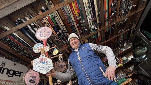 Hans Fuchs – bekannt als "Ullr-Fux" – aus Weißpriach wünscht mit seinem "Ullr-Baum" der WM in Saalbach-Hinterglemm viel Glück. | Foto: pjw