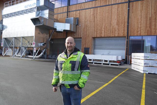 Instandhaltungsleiter Bernhard Grabner-Auer führt durch das Unternehmen in Sankt Georgen. | Foto: Emanuel Hasenauer