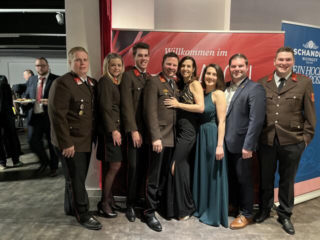 Bis in die frühen Morgenstunden wurde getanzt und gefeiert. Die Feuerwehrleute, die sonst für die Sicherheit der Gemeinde sorgen, konnten sich diesen Abend einfach mal zurücklehnen und das Leben genießen – absolut verdient! | Foto: Alejandra Ortiz