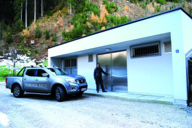 Wassermeister Rainer Schuchter vor dem Wasserkraftwerk der Gemeinde Rietz. | Foto: Gemeinde Rietz