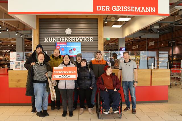 Insgesamt konnten stolze 6.000 Euro an Spenden übergeben werden, im Bild sind von links: Lebenshilfe-Betreuer David Zauser mit den Klientinnen und Klienten Anja Winkler, Johannes Partoll, Sigrid Plörer, Jeremia Vogt, Annalena Lentsch, Zivildiener Oliver Schrott und Martin Kurz mit Andreas Zotz (EKZ-Leiter Der Grissemann).  | Foto: Elisabeth Zangerl 