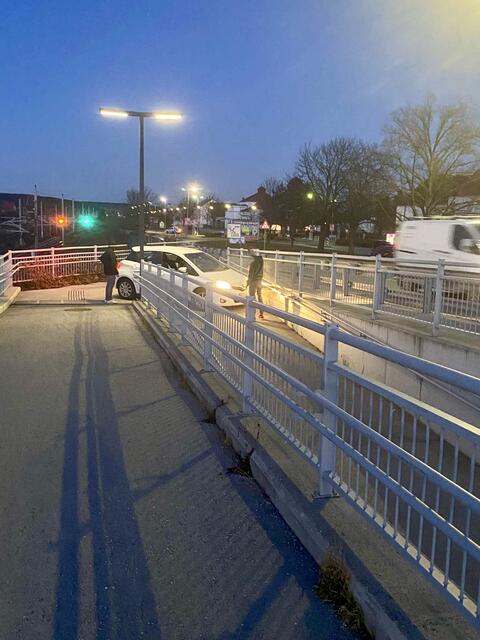 Das Unglücksfahrzeug in der Engstelle des Watschinger Stegs. | Foto: Hans Flieger