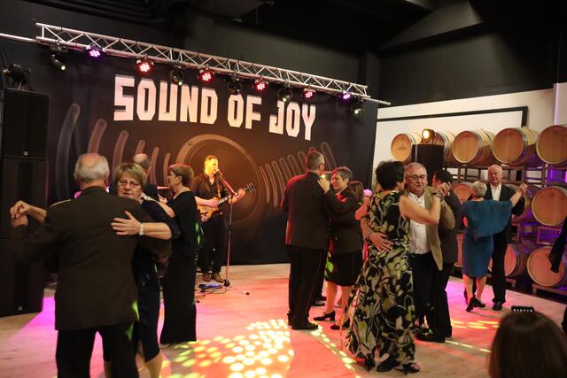 Die Band „Sound of Joy“ aus Wiener Neustadt sorgte mit ihrem abwechslungsreichen Repertoire für beste Stimmung.  | Foto: Alejandra Ortiz