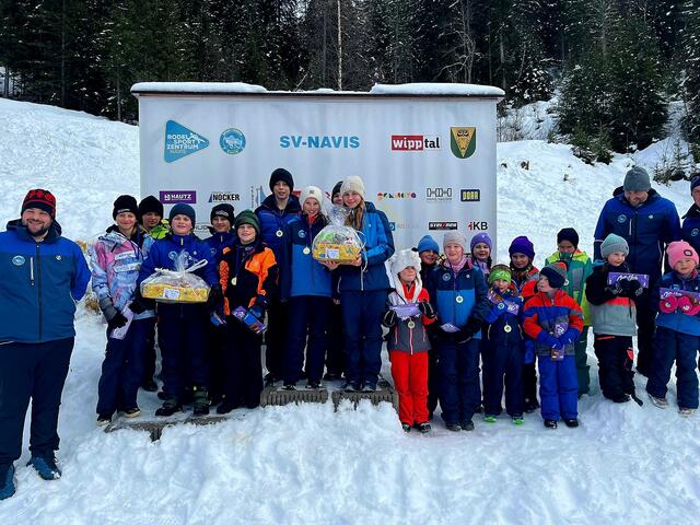 Die Sieger der Gruppe "Kinder": Platz eins ging an die „Die Schranzbergflitzer“ mit Tobias Rastner, Riccardo Penz, Joleen Peer und Sofia Mühlbacher, Platz zwei an „Die schnellen Flitzer“ mit Luis Nagele, Eva Mühlbacher, Tim Krenslehner, Moritz Huter und Platz drei an „Die Lausbuabm“ mit Florian Mühlbacher, Benedikt Penz, Thomas Peer und Luis Spörr
 | Foto: SV Navis