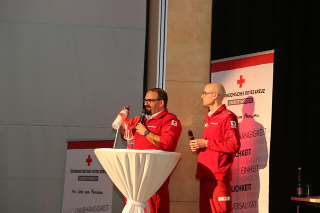 "Club7"-Manager ist Mario Brettbacher. Für die treuen Kolleginnen und Kollegen gab es als kleines Dankeschön eine RK-Trinkflasche. | Foto: Eckhart Herbe