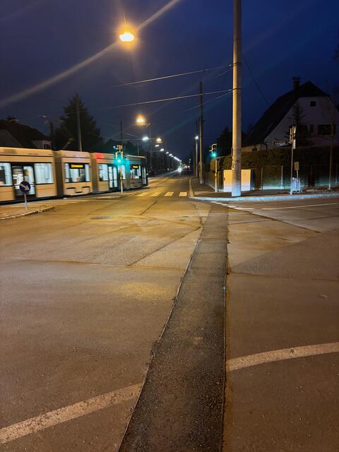 Vor der Haltestelle Baierndorf wurde eine Ampel installiert, die Autos oft, während die Bim in der Haltestelle steht, grünes Licht gibt.  | Foto: MeinBezirk