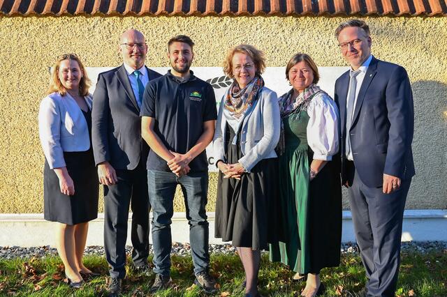 Direktorin Michaela Bauer-Windischhofer, Landesgüterdirektor Erhard Kührer, Saatzucht-Betriebsleiter Andreas Jager, Bildungs-Landesrätin Christiane Teschl-Hofmeister, Saatzucht-Leiterin Sissy Zechner und Abteilungsleiter Helmuth Sturm | Foto: Jürgen Mück