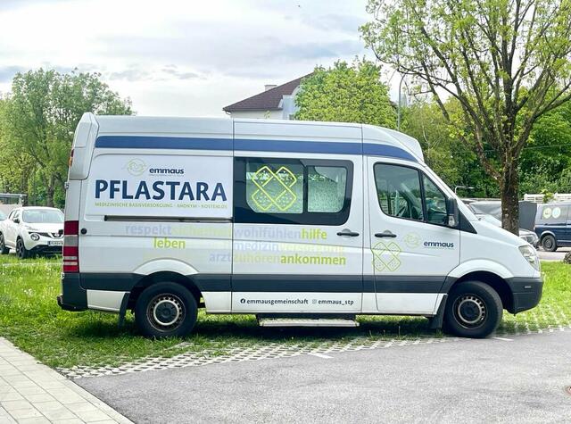 Der Medizinbus "Pflastara" steht jeden letzten Freitag im Monat am Verwaltungsstandort der Emmausgemeinschaft St. Pölten. | Foto: emmaus