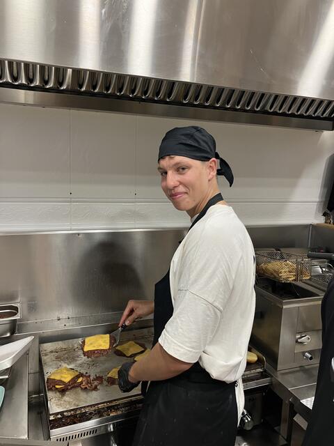 Der beste Burgerbrater im "La Secret": der Mitterdorfer Lukas Fasching. Er ist gleich nach der Matura nach Spanien in die Gastro eingestiegen.  | Foto: Eisner