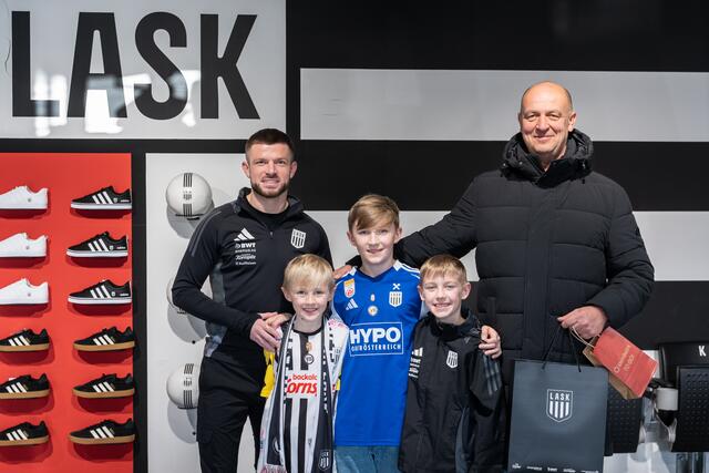 Anita Ganglberger aus Loitzendorf und Michael Stummer aus Linz durften sich über einen Einkauf im Fanshop des LASK freuen. | Foto: MeinBezirk/Siegl