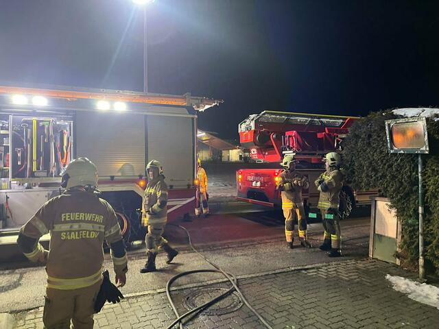 Die Feuerwehr Saalfelden wurde Samstagabend zu einem Brand im Kellerbereich in die Zellerstraße alarmiert. | Foto: Freiwillige Feuerwehr Saalfelden