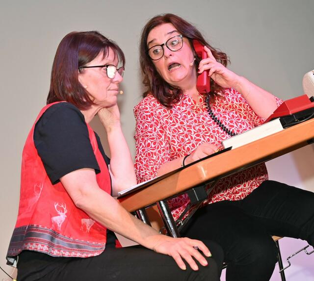 Die Laienschauspieler brachten eine kabarettistische Rückschau auf die Hoppalas des letzten Jahres.  | Foto: Josef Reingruber