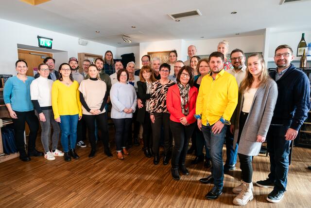 Veranstalter Karl Grünstäudl (4.v.r.) freute sich über das rege Interesse. | Foto: Wolfgang Ebner Fotografie