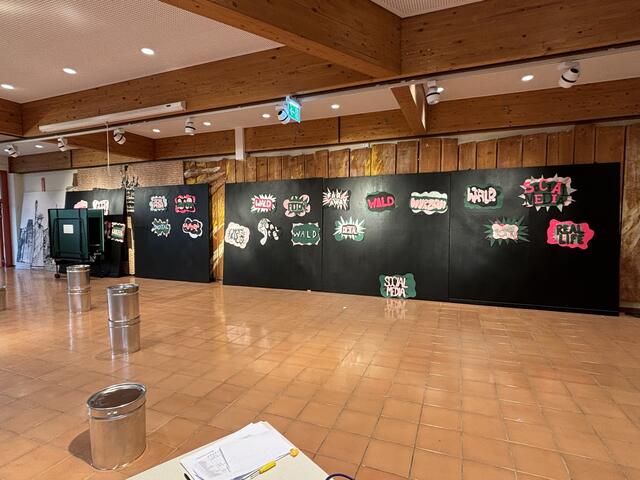 Das Bühnenbild für die Proben in der Aula der Schule. | Foto: Angelika Kern