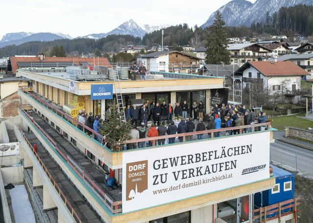 Die Firstfeier in Kirchbichl markiert nicht nur einen wichtigen Baufortschritt, sondern auch eine unfallfreie Baustelle. | Foto: Alex Gretter