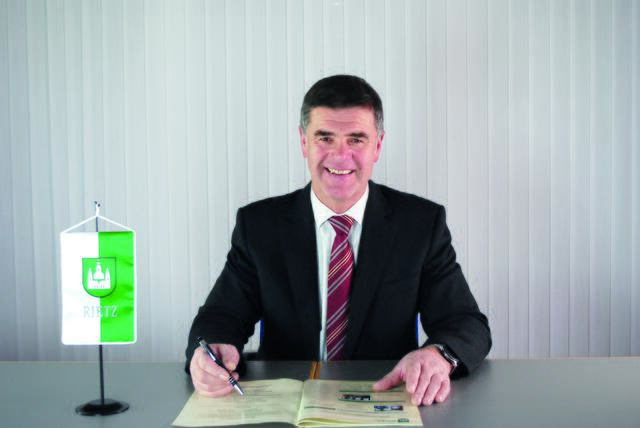 Bürgermeister Gerhard Krug wünscht viel Spaß beim Lesen der Ortsreportage | Foto: Gemeinde Rietz