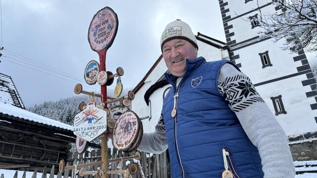 Hans Fuchs – bekannt als "Ullr-Fux" – aus Weißpriach wünscht mit seinem "Ullr-Baum" der WM in Saalbach-Hinterglemm viel Glück. | Foto: pjw