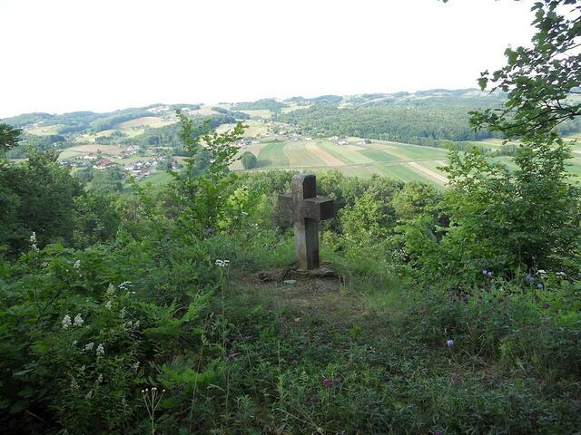 Über den Stoagupf in Grieselstein ranken sich zahlreiche Geschichten. So erzählt man sich die Sage der „hartherzigen Burgfrau“, die in einem Schloss wohnte, das aufgrund eines Fluchs versank.  | Foto: Naturpark Raab