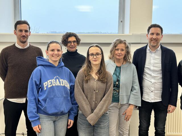 Lukas Schattovits für die Personalvertretung, Johanna Ecker, Sonja Melchart-Ledl, Marlene Lehner, Architektin Bettina Hartung und Direktor Markus Neuhold. | Foto: BRG OP