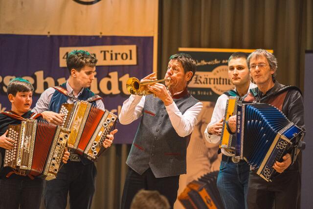 Im Gemeindezentrum Pfons bebte am Samstag der Saal! | Foto: Pernsteiner