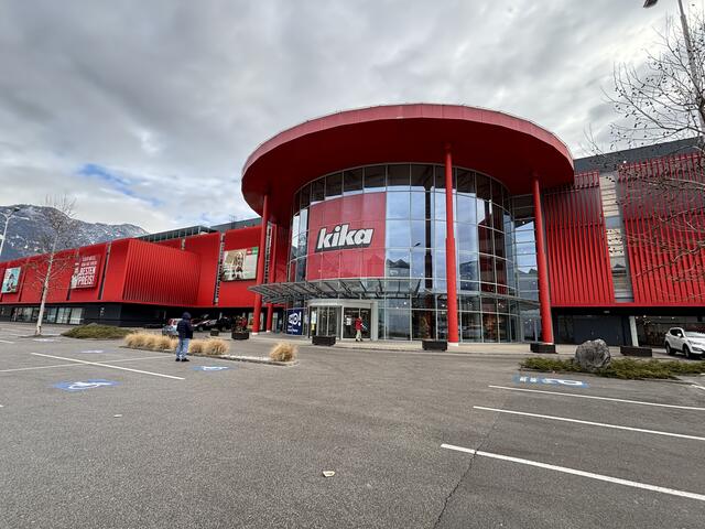 Rund 80 Mitarbeiterinnen und Mitarbeiter nahmen am 29. Januar 2025 den letzten Arbeitstag in der Kika/Leiner-Filiale in Rum in Angriff. | Foto: Kendlbacher