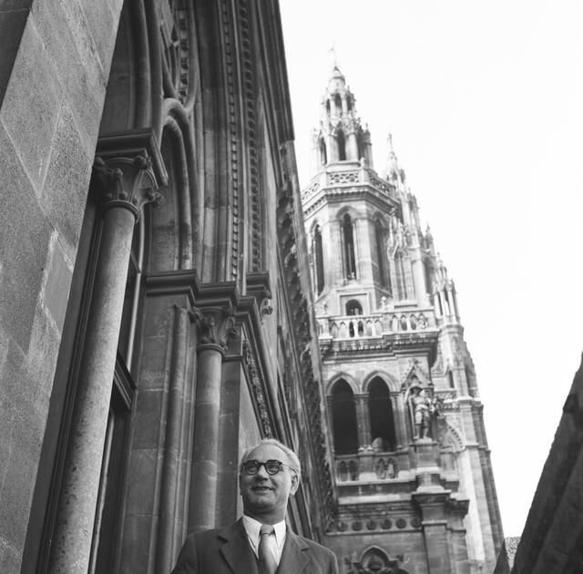 Wiens Bürgermeister Franz Jonas im Rathaus. Aufgenommen am 1. Jänner 1952.  | Foto: Okamoto, Yoichi R. / ÖNB-Bildarchiv / picturedesk.com