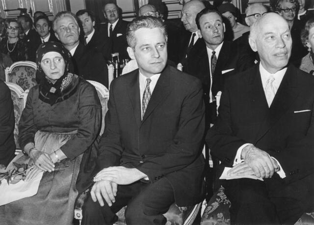 Verleihung des österreichischen Staatspreises für Literatur und Musik an Christine Lavant und Marcel Rubin durch Unterrichtsminister Gratz. 11. Dezember 1970.  | Foto: Votava / brandstaetter images / picturedesk.com