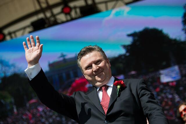 Wiens Bürgermeister Michael Ludwig beim traditionellen Maiaufmarsch am Rathausplatz. Aufgenommen am 1. Mai 2019. (Archiv)
 | Foto:  Michael Gruber / EXPA / picturedesk.com
