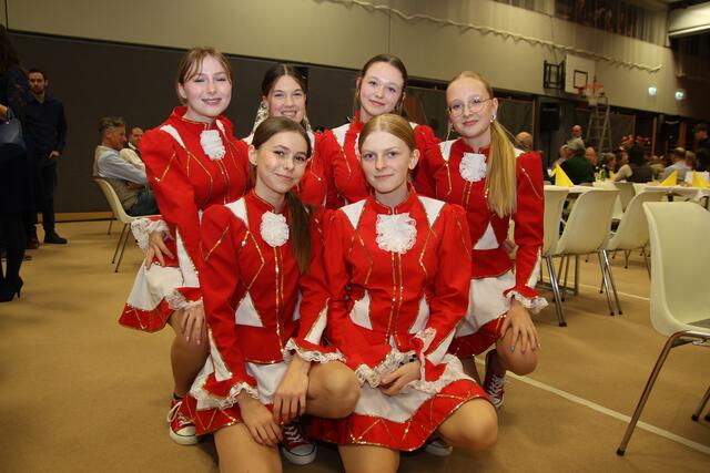 Die Damen-Garde tanzte gekonnt zu Michael-Jackson-Melodien.