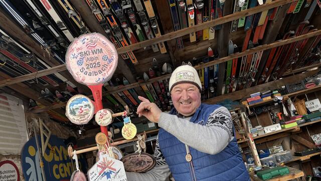 Hans Fuchs – bekannt als "Ullr-Fux" – aus Weißpriach wünscht mit seinem "Ullr-Baum" der WM in Saalbach-Hinterglemm viel Glück. | Foto: pjw
