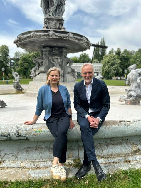 Vizebürgermeisterin Judith Schwentner und Stadtrat Günter Riegler vor dem Brunnen, der nun wieder aufgehübscht werden soll.  | Foto: Stadt Graz