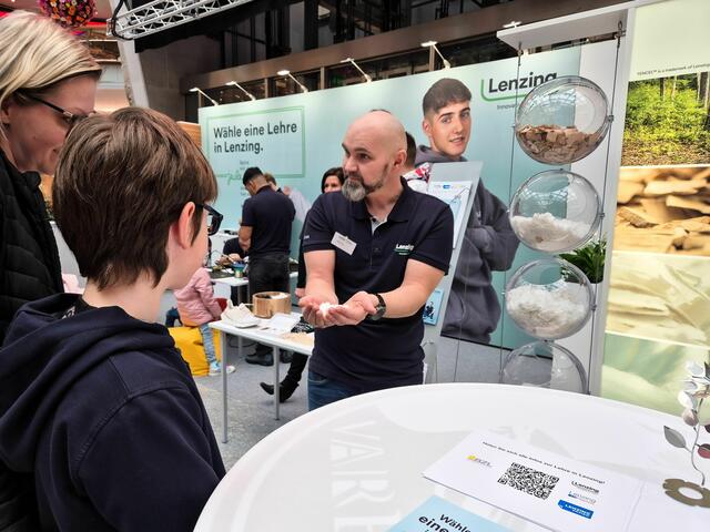 Eltern, Jugendliche sowie ehemalige und aktuelle Mitarbeiter:innen nutzten die Gelegenheit, sich mit dem Team auszutauschen. | Foto: BZL