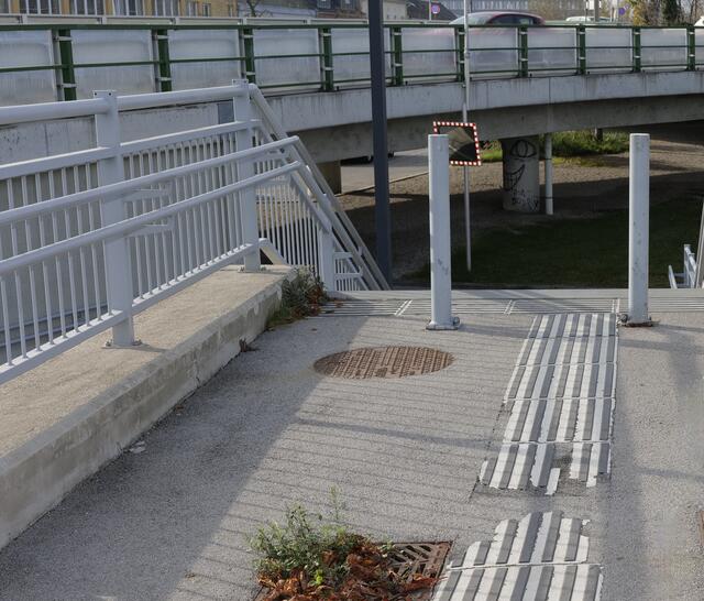Der Watschinger-Steg ist nicht für Autos gemacht – das sieht man auch an den Böllern bzw. Stufen. | Foto: Santrucek