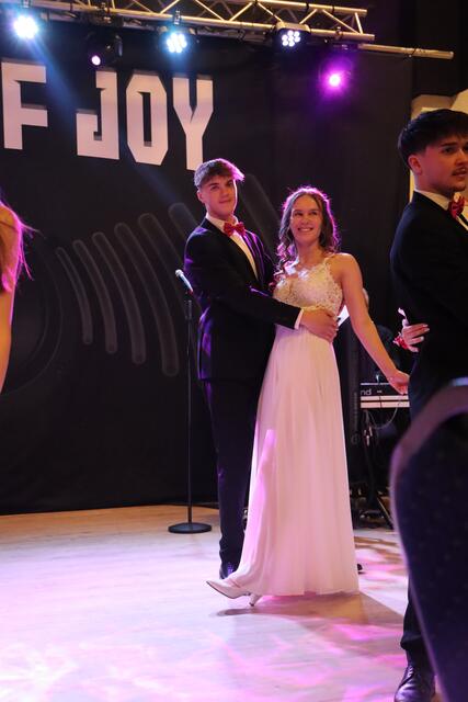 Mit selbstbewussten Schritten und anmutigen Bewegungen schritten sie über die Bühne und versetzten das Publikum in Staunen.  | Foto: Alejandra Ortiz