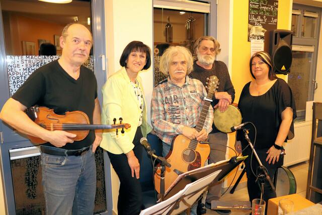Walter Zawadil, Brigitte Thallauer, Othmar Frühwirth, Harry Binder und Wirtin Renate Heiß | Foto: Kulturcafé Renate
