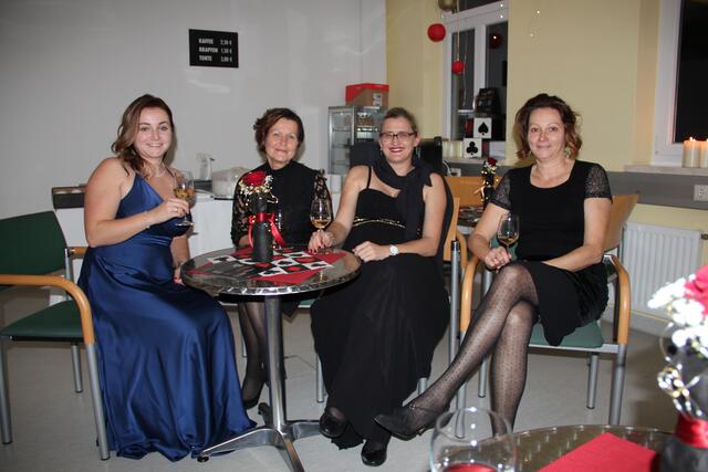 In der Kaffeebar wurde auch Wein getrunken. | Foto: MV Kirchberg