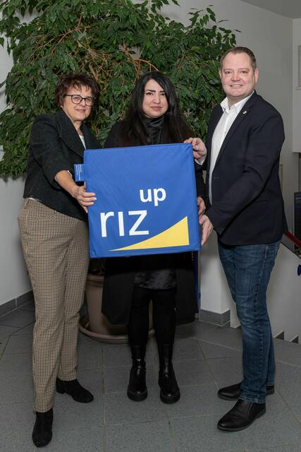 Bürgermeister Christian Samwald mit Gründerin Gülperi Orhan und RIZ UP-Beraterin Karin Zoubek-Schleinzer | Foto: Bambas
